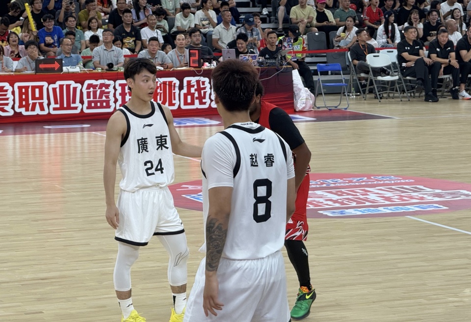 面对被对手, 的三分球稳