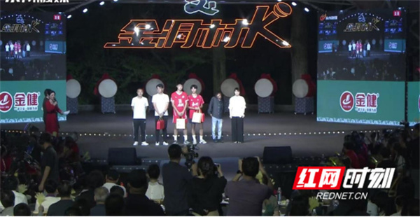 决赛在金洞, 立了